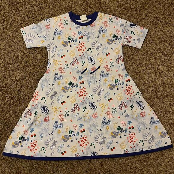 Nike Sportswear Icon Clash Big Kids' (Girls') Dress Sample